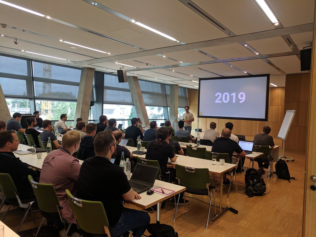 EssentialDevOps's tweet image. #CloudNative ist das neue Schwarz! @LeanderReimer erklärt auf den #DevOpsentials19, warum früher eben nicht immer alles besser war und warum sich eine Auseinandersetzung mit den modernen Technologien lohnt 👌🙂👍