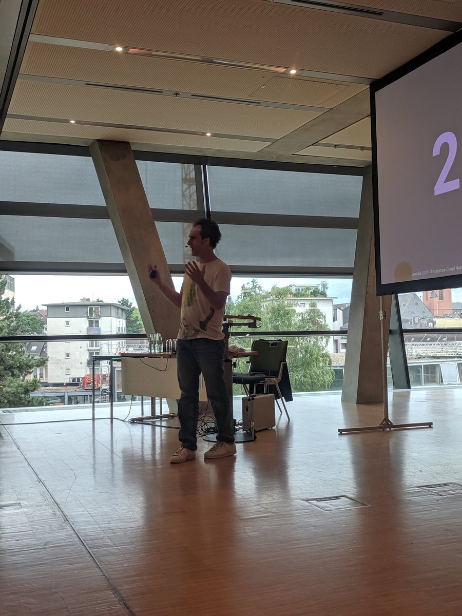 EssentialDevOps's tweet image. #CloudNative ist das neue Schwarz! @LeanderReimer erklärt auf den #DevOpsentials19, warum früher eben nicht immer alles besser war und warum sich eine Auseinandersetzung mit den modernen Technologien lohnt 👌🙂👍