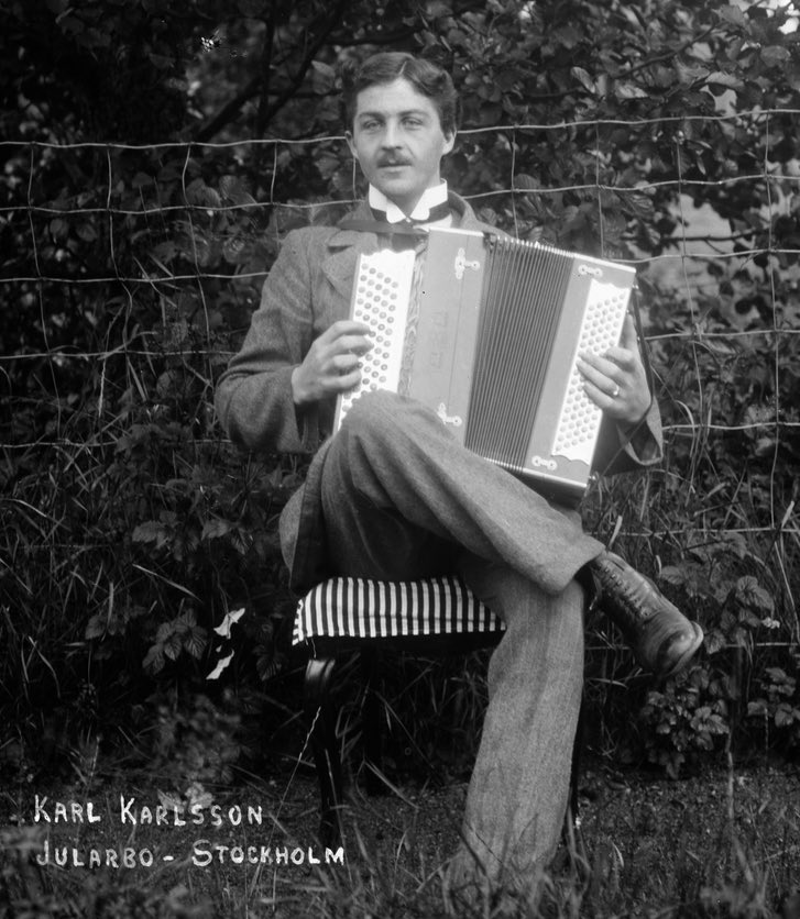 Idag finns det mycket att fira - D-Day, svenska flaggan, och dessutom är det födelsedag för en kille av resandesläkt som är det svenskaste som finns.