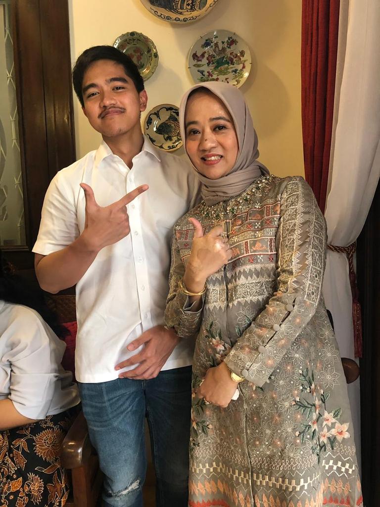 MurtadhaOne's tweet photo. Sang tukang pisangpun saat ini sudah mulai berpose 2 jari

Jreng jreeng ... percuma sih... rangorang sebelah ga bakal suka, paling dibully lagi 🤣 https://t.co/yeBhIKyyXm