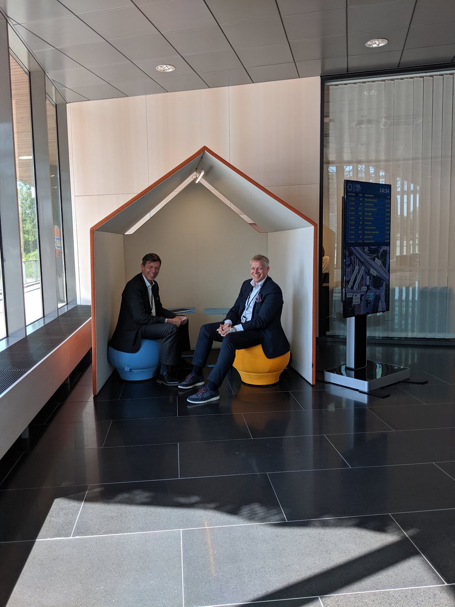 Missäs muualla toimarit ja hallituksen puheenjohtajat työskentelee leikkimökissä 😀 #sofigateatwork