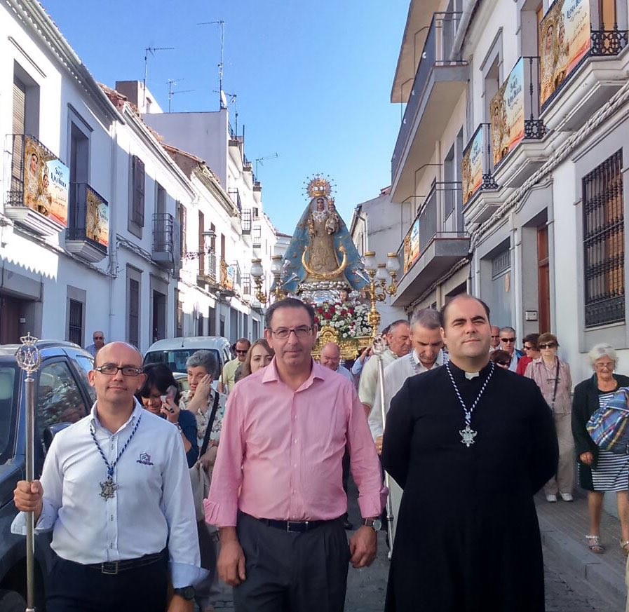 tejerodiaz78's tweet photo. Lona 2✌x 1 ☝.

En una cara Preciosa imagen de la Virgen de Luna,por la otra,imagen del Corpus Christi. 
Podrás engalanar tu balcón durante los meses de mayo y junio hasta octubre por muchos años!!!

No te quedes sin la tuya !! Recógela en la Sacristía de la  Parroquia. https://t.co/0qM9QCFVRM
