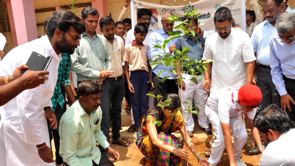 IshaTamil's tweet photo. Salem District collector Mrs. Rohini was invited as a special guest to #WorldEnvironmentDay awareness program organized by DRDA, Chief Education Department, Pollution Control Board and Isha Project GreenHands
#AdoptASapling https://t.co/6wiugw0Jj2
