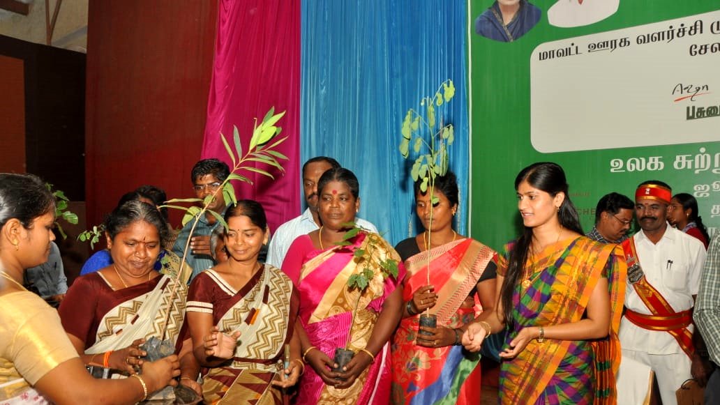 IshaTamil's tweet photo. Salem District collector Mrs. Rohini was invited as a special guest to #WorldEnvironmentDay awareness program organized by DRDA, Chief Education Department, Pollution Control Board and Isha Project GreenHands
#AdoptASapling https://t.co/6wiugw0Jj2