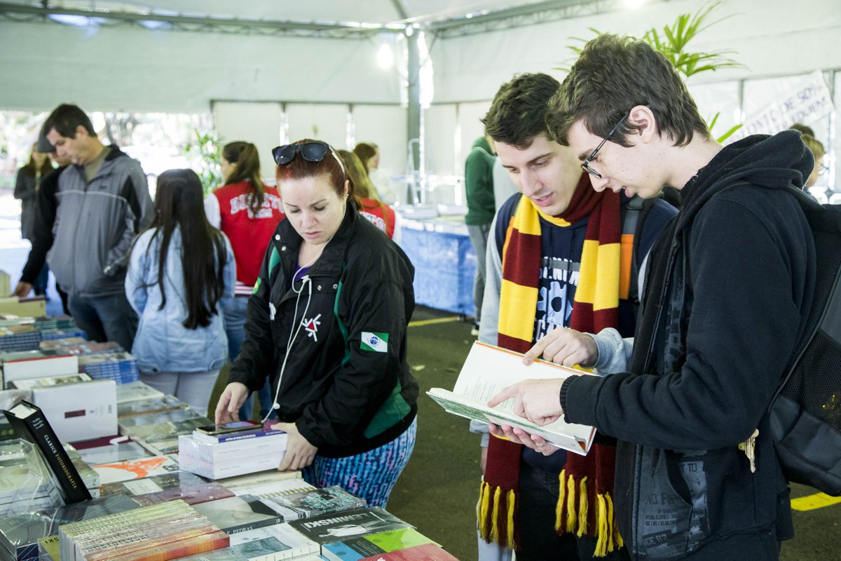 oficialUEM's tweet photo. #Feira de #Livros está aberta! Escolha já suas próximas obras. Feirinha vai até 7 de junho, das 9h às 21h, no estacionamento do Restaurante Universitário | #Eduem #Edusp #FEU #UEM | https://t.co/f3jxiFlHSc https://t.co/rVfHykCSzH