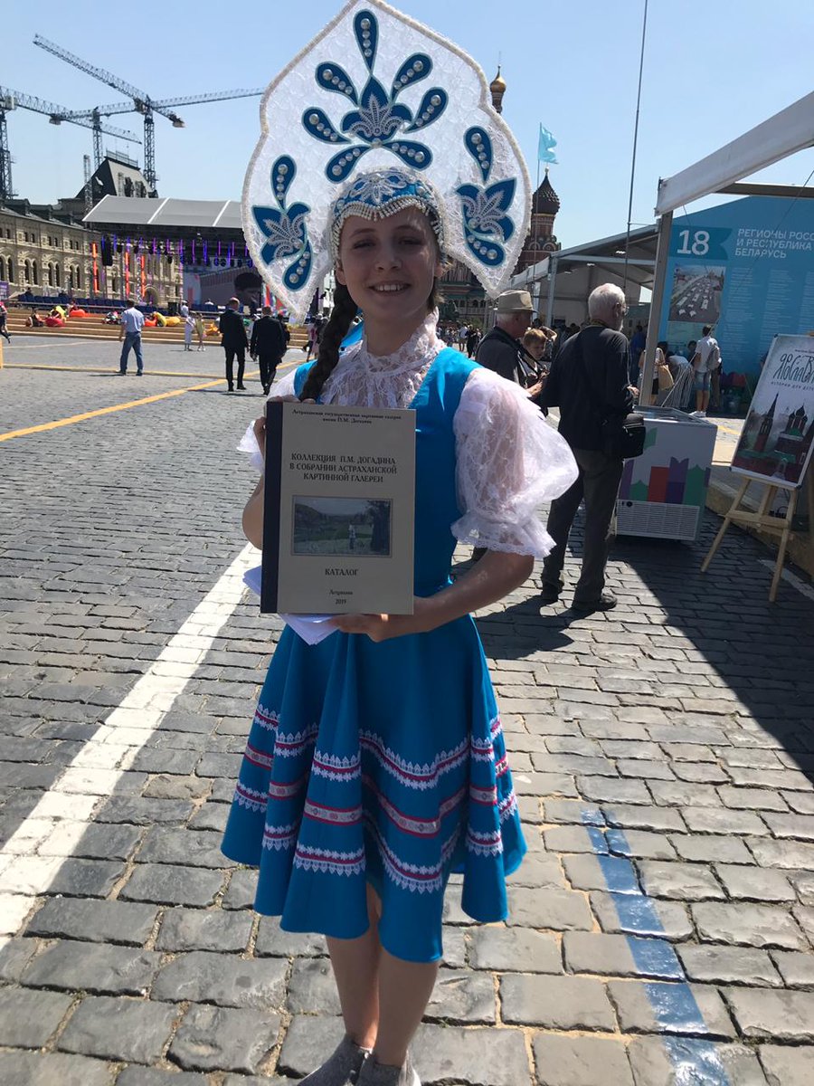 Тем временем на фестивале книги "Красная площадь-2019" (г. Москва) с нашим научным каталогом фотографируются вот такие красавицы!