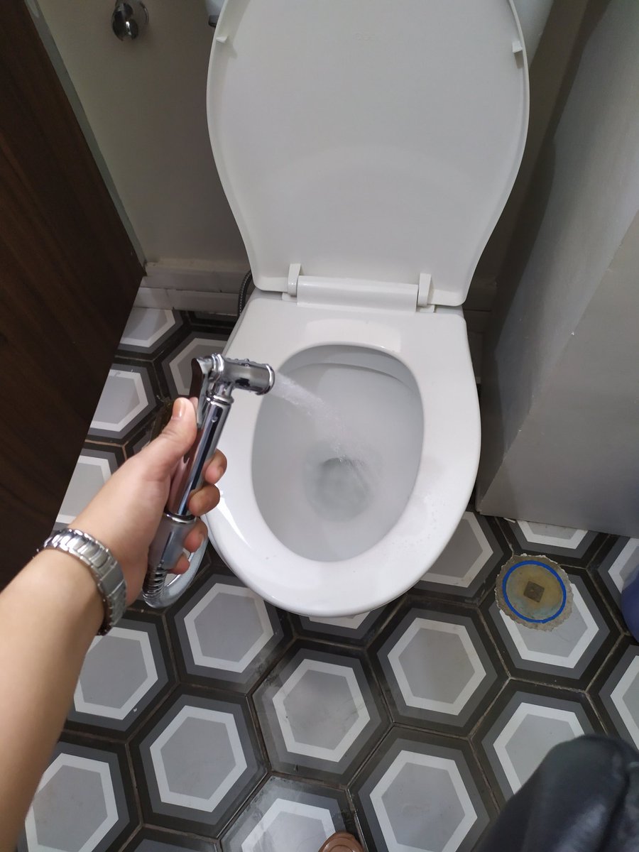 bokwitYna's tweet photo. Di ko alam kung masaya ko kasi may bidet na sa NTC, o malungkot kasi wala nako sa NTC. Pero syempre di ko pinalampas ang pagkakataon 😂😂😂 #Binyagan https://t.co/dm4aqt4AV5