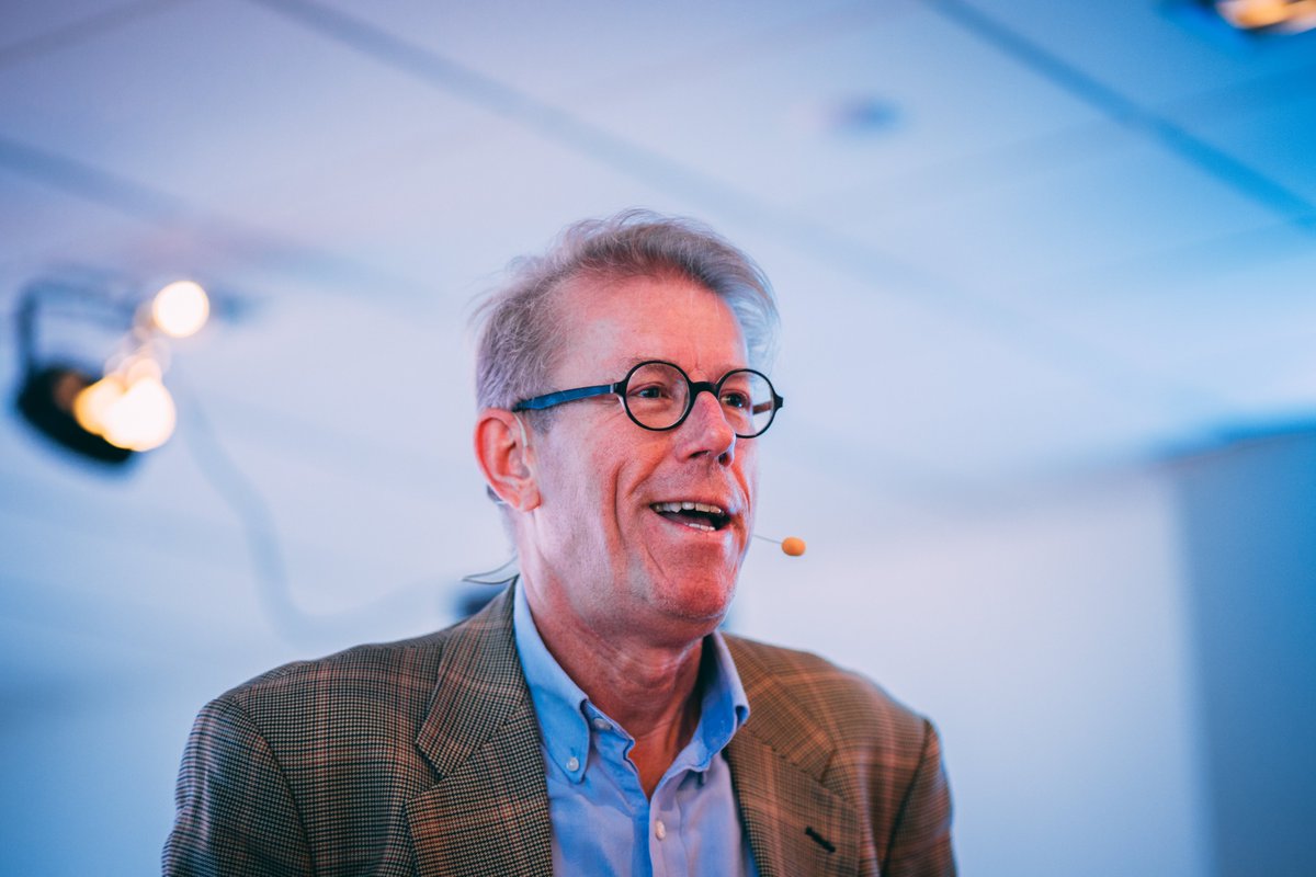 MarkV's tweet photo. Dank @wedevelopsales en in het bijzonder @geoffreyamoore &amp; Peter voor een prachtige ochtend Crossing the chasm. https://t.co/HREJ4ERg0h