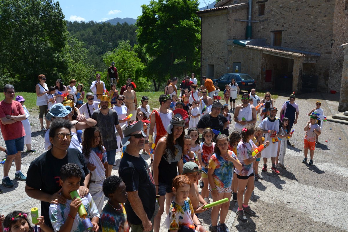 Les activitats d'estiu són a tocar! Sabeu com fer que participin les famílies? 
Us ho expliquem en 📽️!  
També trobareu altres idees que #ÀmbitPedagògicMCECC ha elaborat per treballar amb les famílies als esplais! 🙌🔝
👉ow.ly/uuV750uxZ2I
#SomMoviment #esplaisMCECC