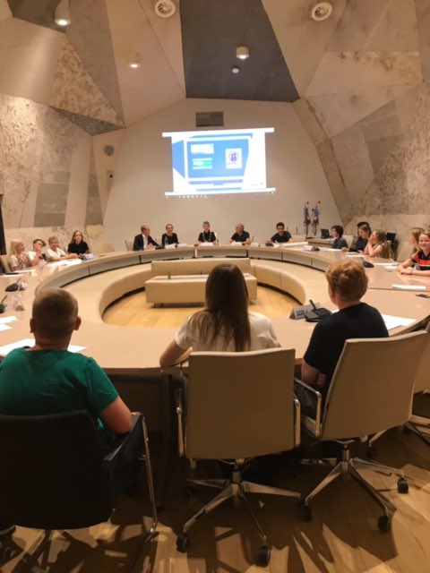 Vandaag democratiedag in <a href="/HELLENDOORNnl/">Gemeente Hellendoorn</a>. <a href="/femkedekleine/">FemkedeKleineHammink</a> en ik fungeren als wethouders en <a href="/anjaterharmsel/">Anja ter Harmsel</a> heeft vandaag de ambtsketting om. Gaaf georganiseerd door de gemeente, <a href="/ReggesteynN/">Reggesteyn-Noetsele</a> en @StDeWelle 👍🏻