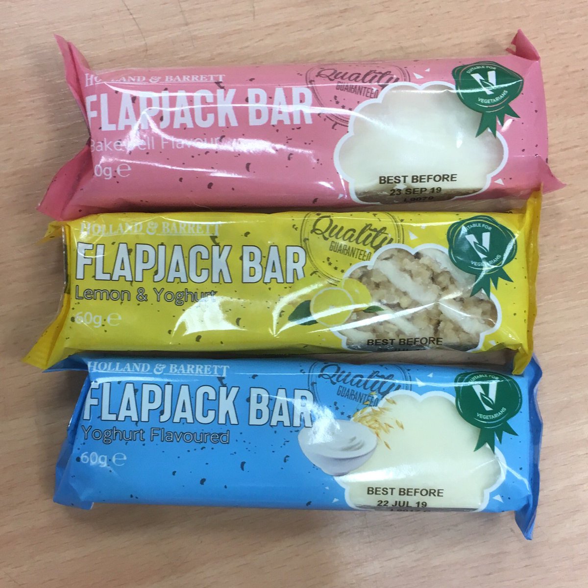 ElinorFitchett's tweet photo. When things are quiet at work and you wanna show off your #LGBTQ pride ❤️🧡💛💚💙💜
#PrideMonth2019 #Pride2019 #MyHB #hollandandbarrett @holland_barrett https://t.co/u3ngYiZz6I