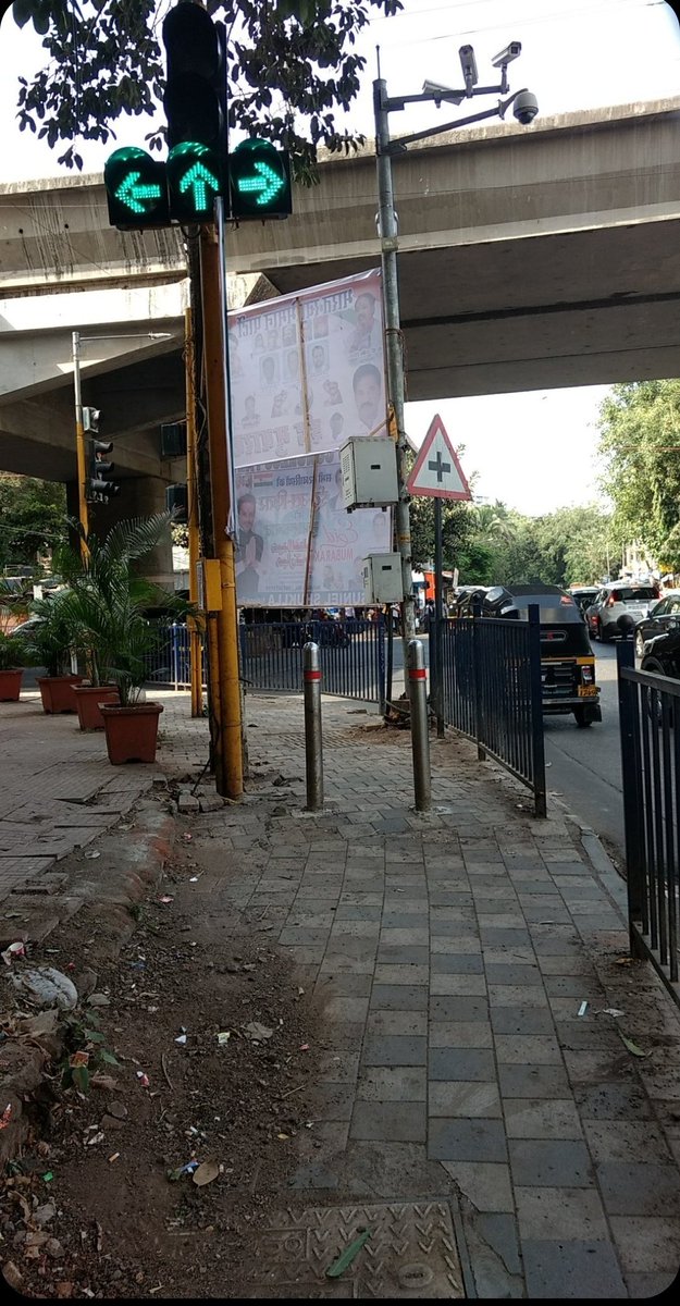 omi02pandey's tweet photo. Is it allowed to put a banner in between footpath? And also this low?? Commuters face lot of trouble while walking, as it is placed at entry and exit of footpath.
we need to make #Mumbai #FlexFree - let’s push for it. Pls RT
@AUThackeray @safer_rds_Orlem @MumbaiMirror @BebakAawaj https://t.co/po1xigVRrf