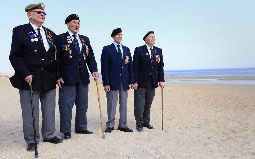 RobertWRossEsq's tweet photo. #DDay veterans Len Fox, Peter Hemp, Neville Howell & David Woodrow. Sword Beach, Normandy, 2015. #PreciousImages https://t.co/8ueCv5R4PJ