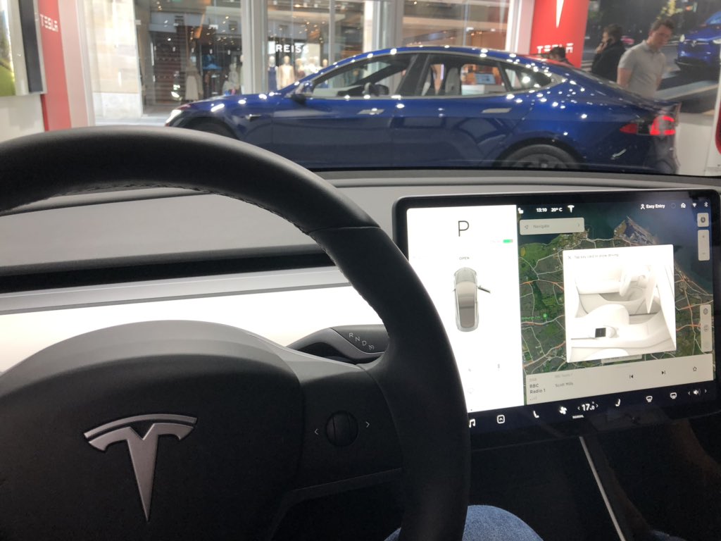 ElectricTempus's tweet photo. Edinburgh #Tesla has a Model 3, so I had loads more time in one. #ExtremelyGood https://t.co/D3HjB2rUvI