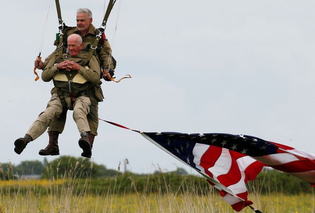 Country1035's tweet image. Meet #TomRice, a D-Day 97 year old parachute jumper! #HotCountryMornings -@IanRobinsonPA &amp;amp; @danahfx #DDay75thAnniversary hotcountry1035.com/today-world-ma…