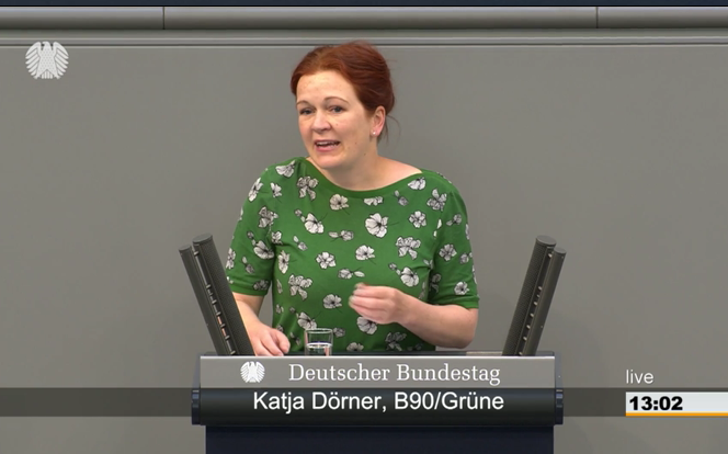 Die Aufnahme von #Kinderrechte​n in unser Grundgesetz wäre ein Meilenstein für ein kindergerechtes Deutschland. Mit starken Kinderrechten im Grundgesetz würden wir den Staat dazu verpflichten, auf allen Ebenen konsequent gegen Kinderarmut vorzugehen. - <a href="/katjadoerner/">Katja Dörner</a>