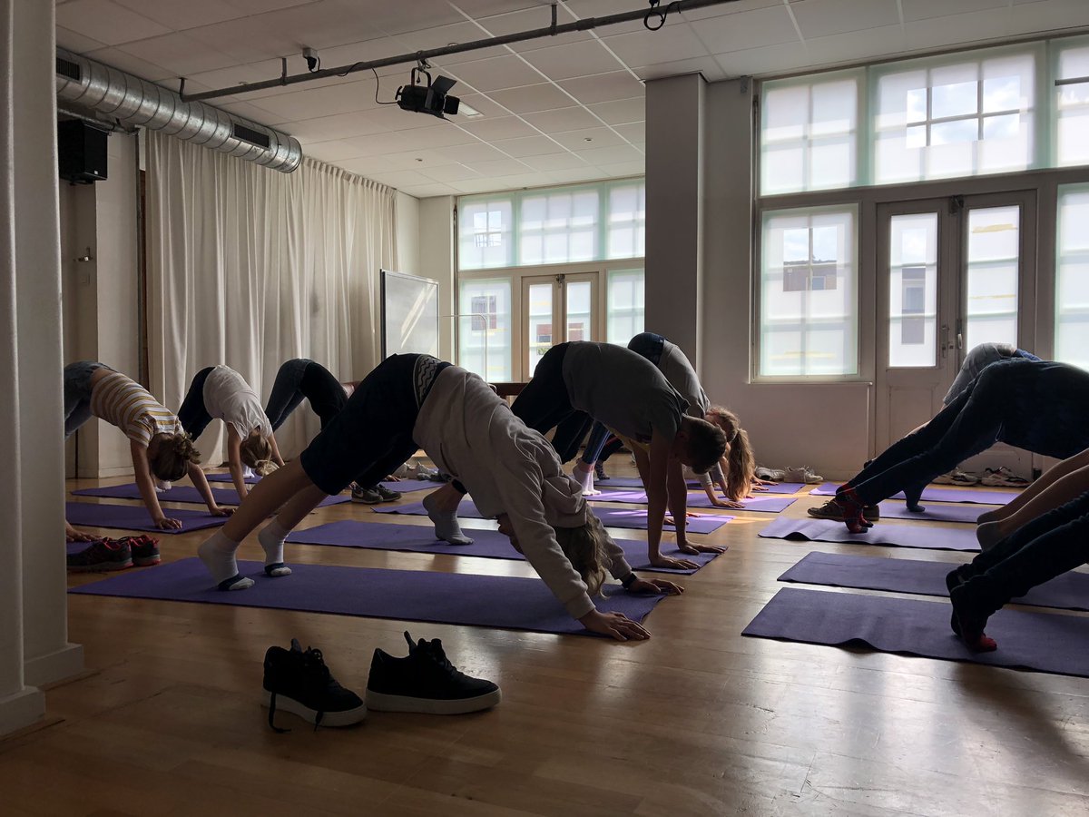 stmovegroningen's tweet photo. Gister gaven de studenten van @usva_cultuur de leerlingen van @destarter een inkijkje in het studentenleven. Een bezoek aan een studentenhuis, het academie gebouw en zij krijgen allerlei leuke workshops! https://t.co/eqXFVmaVAk