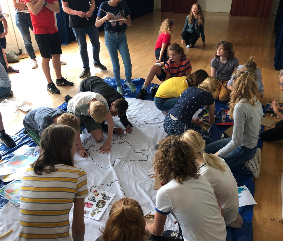 stmovegroningen's tweet photo. Gister gaven de studenten van @usva_cultuur de leerlingen van @destarter een inkijkje in het studentenleven. Een bezoek aan een studentenhuis, het academie gebouw en zij krijgen allerlei leuke workshops! https://t.co/eqXFVmaVAk