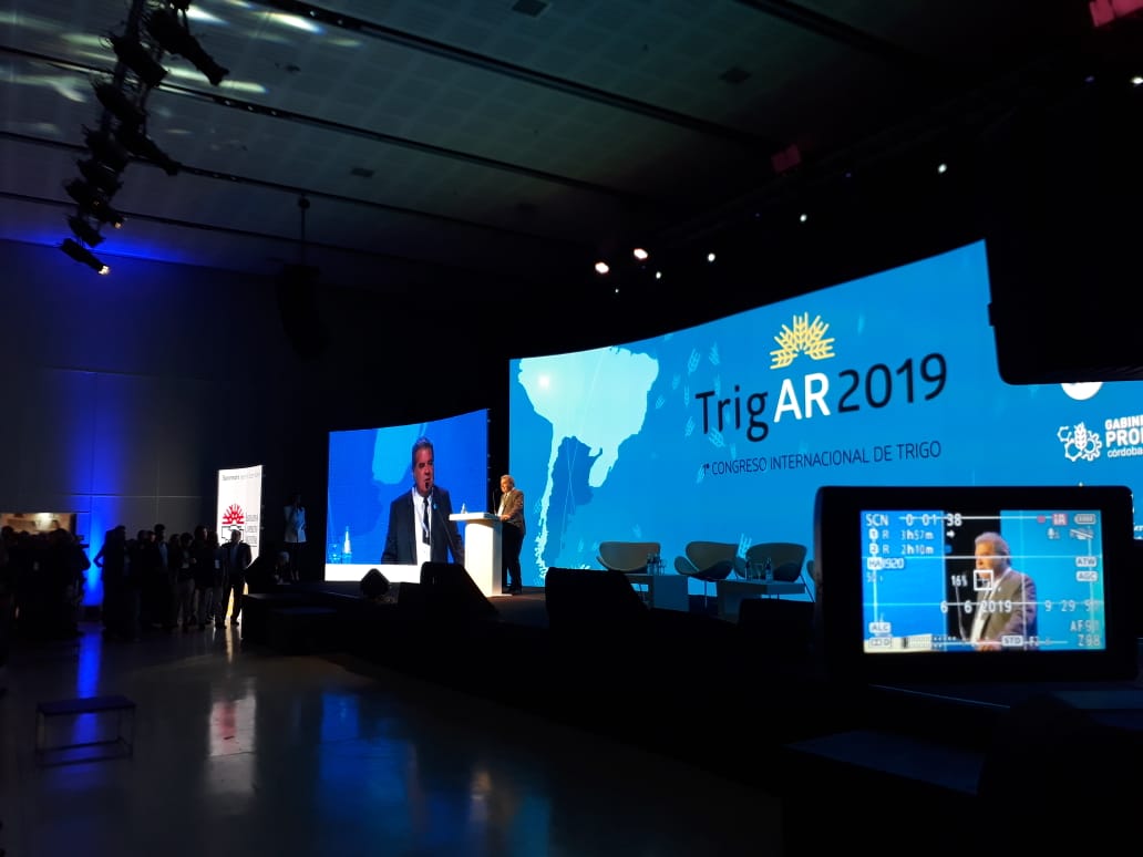 MinAgriCba's tweet photo. "Esta idea comenzó como un sueño y es hoy una realidad. Nuestro trigo y Córdoba se merecía tener este congreso para mostrar todo el potencial del sector", dice el Mtro.
@SergioBussoOK en apertura de @CongresoTrigAR 
#TrigAR2019 https://t.co/EX8Lit6Dsl