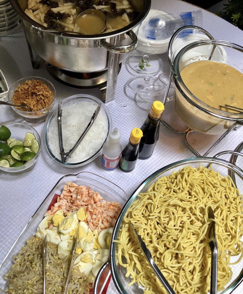 quinnfarah's tweet photo. I hope everyone had an amazing Eid! 🌙⭐️ Lebaran di keluargaku selalu identik dengan masakan Palembang. Mulai dari Pempek, Tekwan, Mie Celor, trus kue-kue Palembang seperti Maksuba, 8 jam, Bolu Kojo dan Engkak Ketan. https://t.co/gBolisuJV3