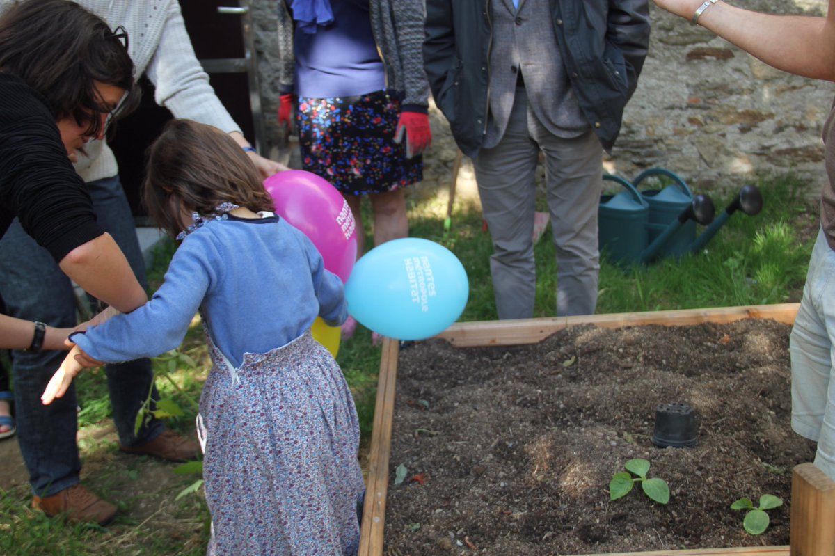 Nantes Métropole Habitat (@nmhabitat) on Twitter photo Ouverture d’un jardin partagé pour les locataires de la résidence Crucy. Plantations conviviales sous le soleil avec les habitants en compagnie de l’association <a href="/Bio_T_Full/">Bio-T-Full</a> #unMondedeServices #Crucy #çapousse Ouverture d’un jardin partagé pour les locataires de la résidence Crucy. Plantations conviviales sous le soleil avec les habitants en compagnie de l’association <a href="/Bio_T_Full/">Bio-T-Full</a> #unMondedeServices #Crucy #çapousse