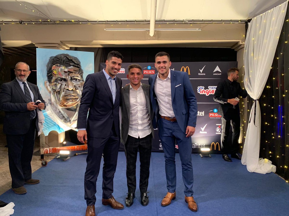 Maxi Gómez con Luis Suárez y Lucas Torreira con la Fundación Celeste (Foto: Twitter).