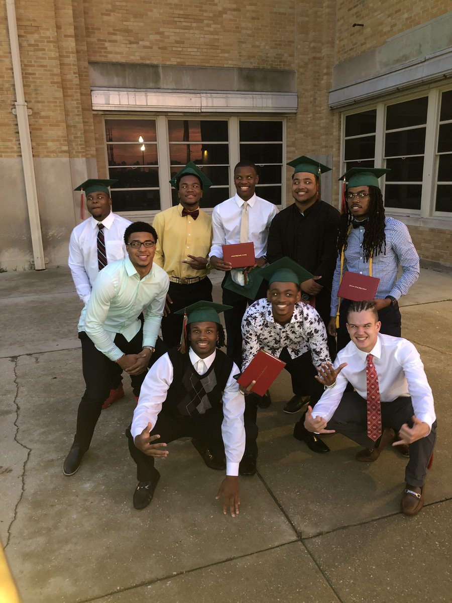 hjjones512's tweet photo. It’s a Brotherhood that runs deeper than blood🖤✊🏾 #2K19Grad #Loyalty #Nextlevel https://t.co/9juQCYumRW