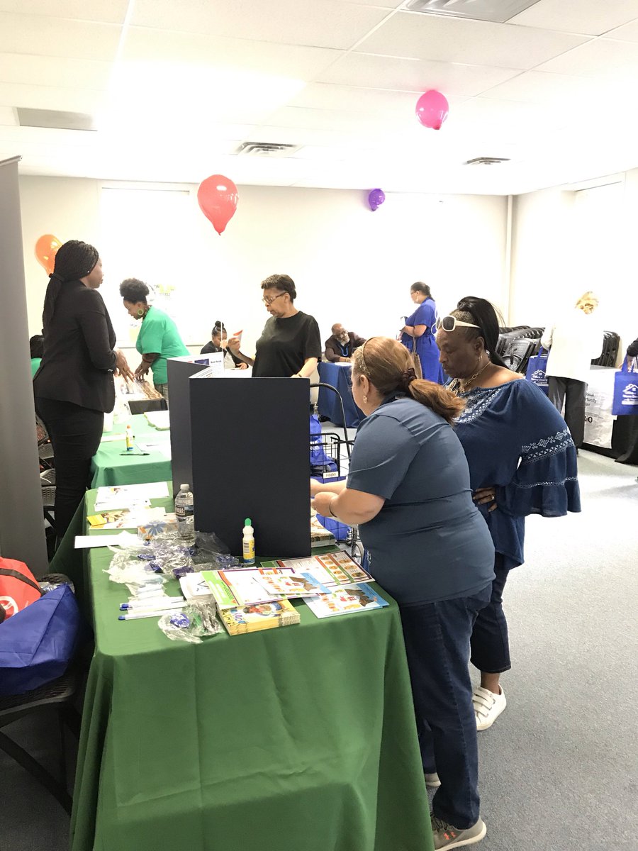 BaltimoreCAP's tweet image. #TBT as #BaltimoreCityCAP celebrated #CommunityActionMonth at the #SoutheastCAPCenter with a Community Resource Fair. The center gave out free food, conducted self-sufficiency workshops, and partnered with local organizations to help residents in the area.