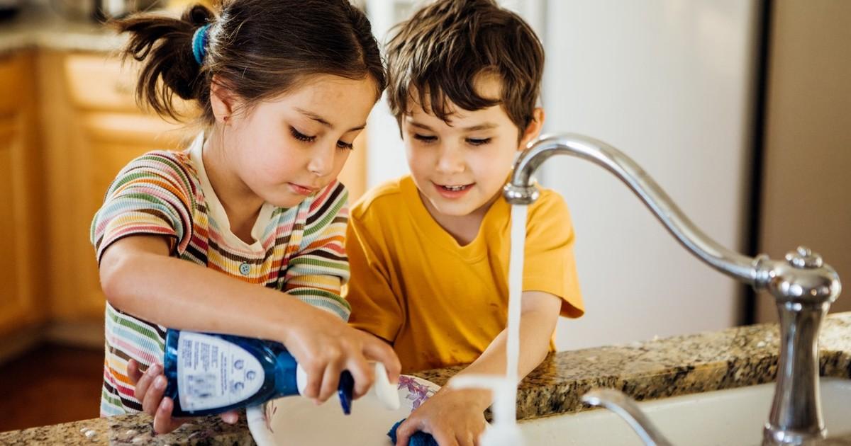 clarincom's tweet photo. Según la UCA, aumentó el trabajo infantil en los sectores medios y más chicos comen peor https://t.co/XNK1zrhekc https://t.co/uNOWZWPHqm