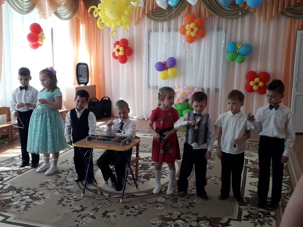 На выпускной праздник в смешанную подготовительную группу "Золотой ключик" пришли лиса Алиса(учитель-логопед Павлова Е.Е.) и кот Базилио(учитель-дефектолог Щербакова Е.В.),ребята показали гостям,чему они научились за 2 года в этой группе, и получили дипломы выпускников.