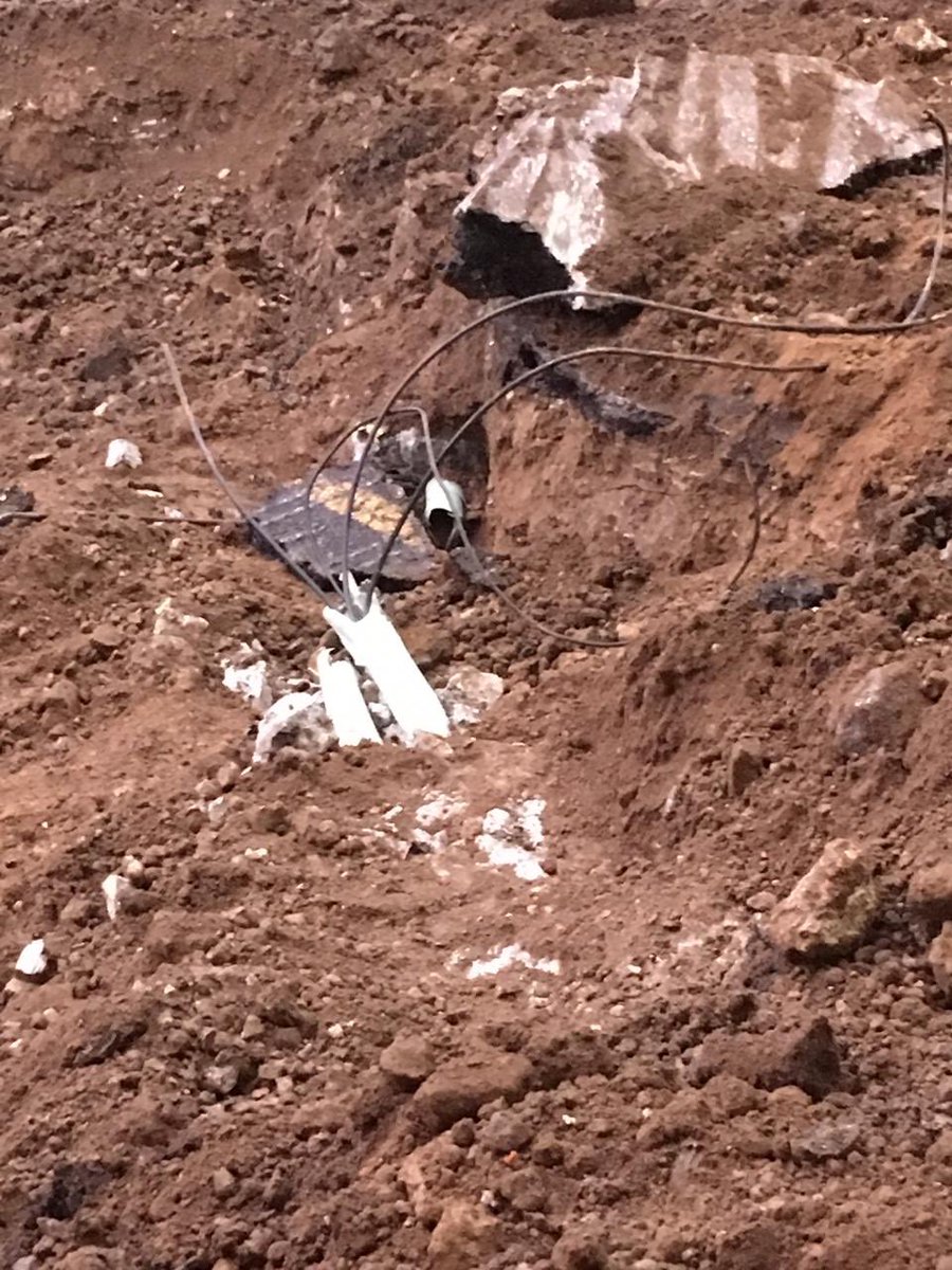 gridet's tweet image. @C5_CDMX Con la obra de repavimentación en Mayorazgo de Solis  Col Xoco, nos acaban de romper los cables de CFE y la tubería