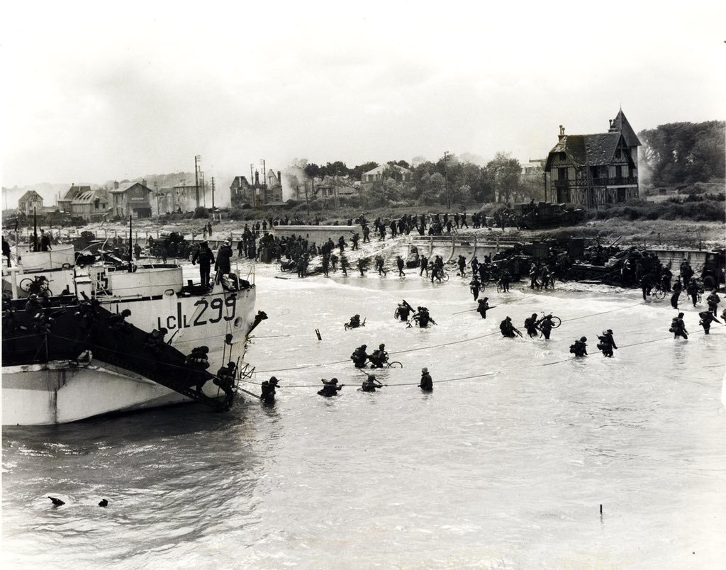 75 years ago today, 14,000 Canadians stormed Juno Beach to defend freedom, human rights, & democracy. On #DDay75, we remember those who fought and gave their lives during the Second World War. bit.ly/31fcIzS