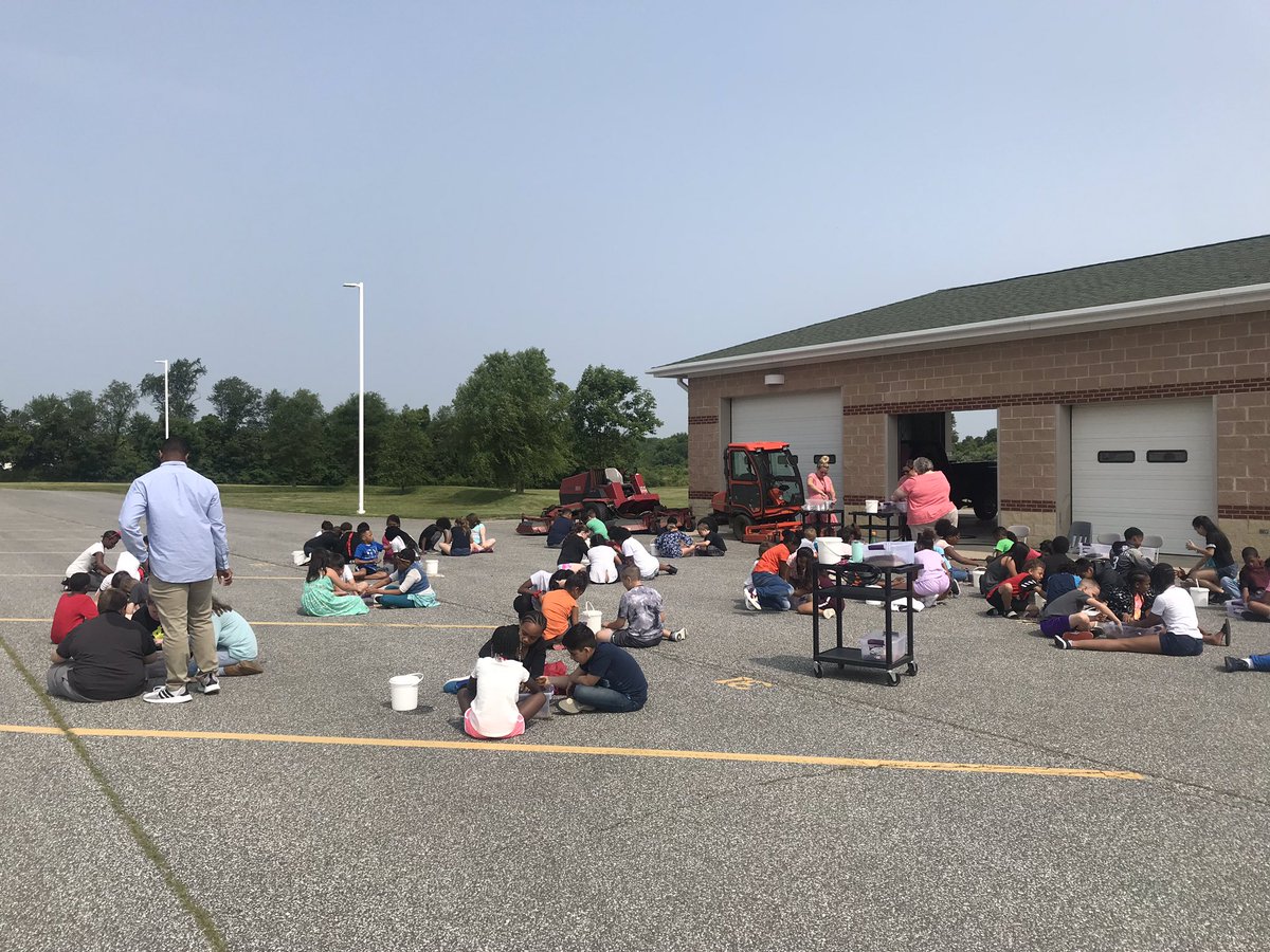 AngelCassetta's tweet photo. Enthusiastic scientist filled the bus court for our 4th grade Land and Water erosion experiment. #wilburinspired https://t.co/lriMBaosnE