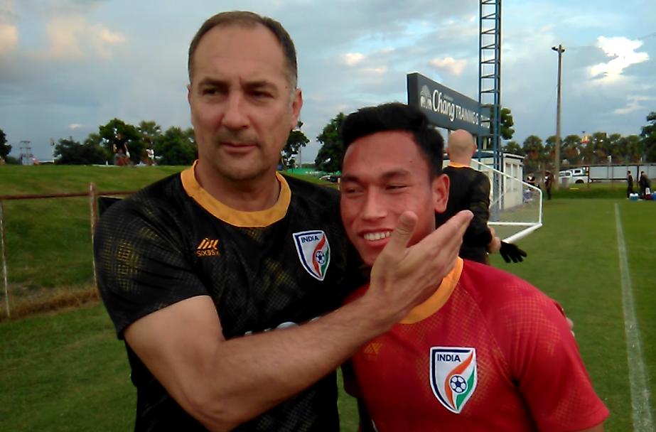 TFGfootball's tweet photo. EXCLUSIVE: FIFA U-17 World Cup player and newly debuted senior Indian international Amarjit Singh Kiyam gets the nicest mid-interview surprise from coach Igor Stimac
WATCH: https://t.co/2WNJd38Ev8
#BackTheBlue #indianfootball #BlueTigers #KingsCup #KingsCup2019 #THAIND #CUWIND https://t.co/meCPerJPNm
