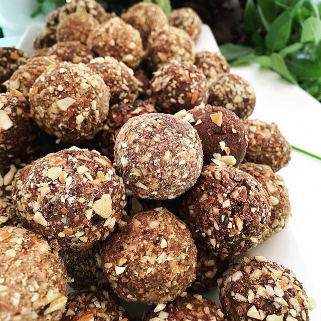 Almond rochers 😍🤩 who doesn’t love a good ole chocolate ball?🍫 coated in roasted almonds 🥜 the perfect little crunchy snacks 🍃 #almonds #rochers #chocolate #raw #glutenfree #farmtotable #leafygreenscafe