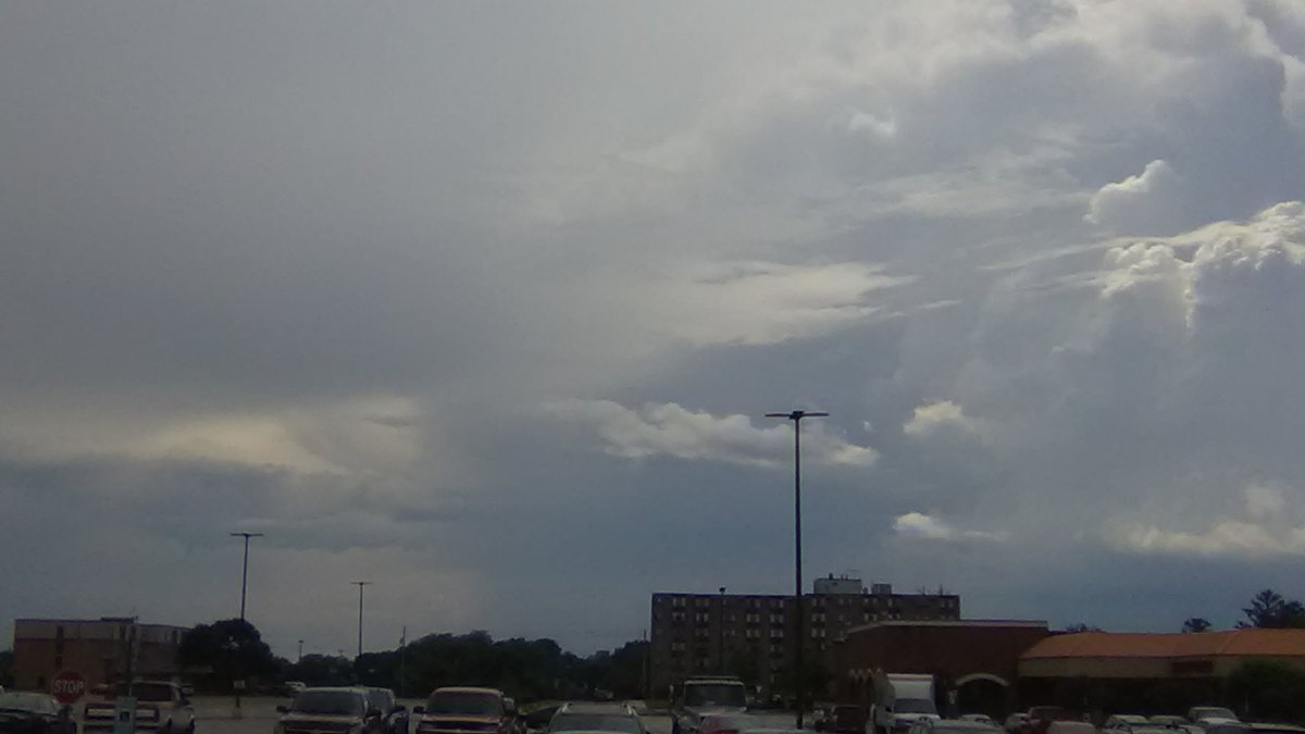 lbennettauthor's tweet photo. Definitely a bit ominous. Storm clouds over Xenia Ohio #StormHour #fiveon2 https://t.co/DqnssuRsqf