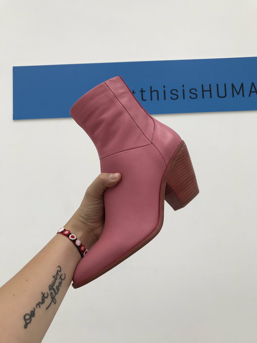 MeowMag's tweet photo. Lo que viene de @bimbaylola Fall Winter 2019 💕💫 #thisishuman https://t.co/rkJR6Zka0K
