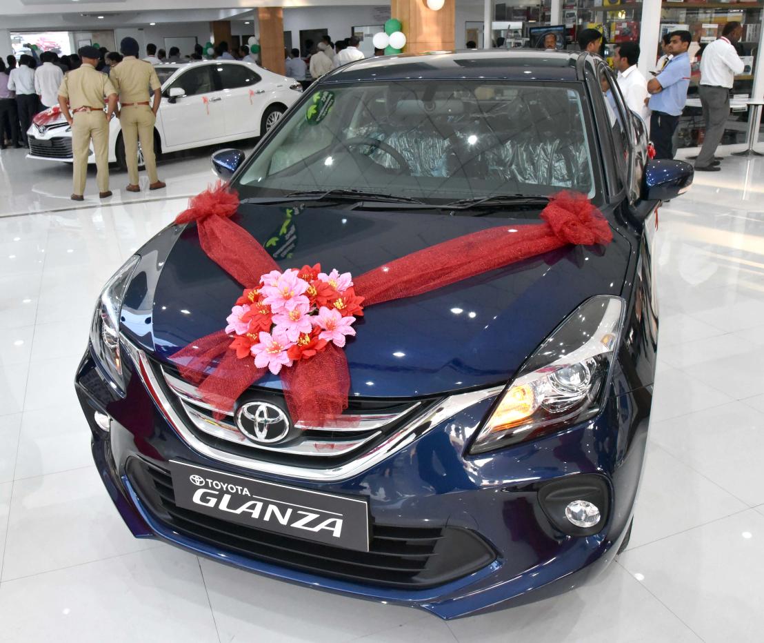 The new alliance between Suzuki and Toyota has bought a new hatchback in premium segment called Glanza (Derived from the German word ‘Glanza’ meaning Brilliance, Radiance and Sparkle). Toyota Glanza is the first new product under its joint venture with Suzuki and Toyota.