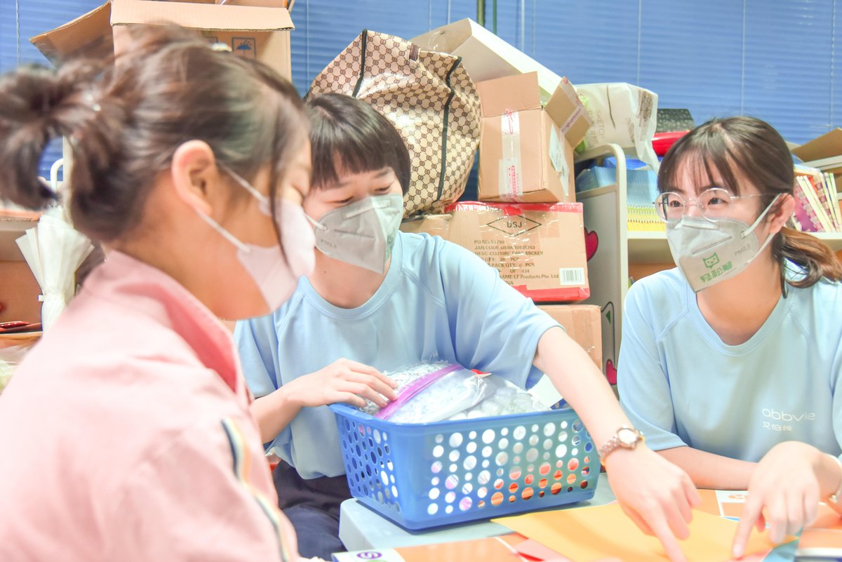 As a part of the Week of Possibilities, <a href="/AbbVie/">AbbVie</a> localized the SEEK program in China. For the first stop, AbbVie has engaged children who suffered from leukemia in Chengdu to help them learn and explore the mystery of engineering. #AbbVieGivesBack  #BetheChange #pointsoflight