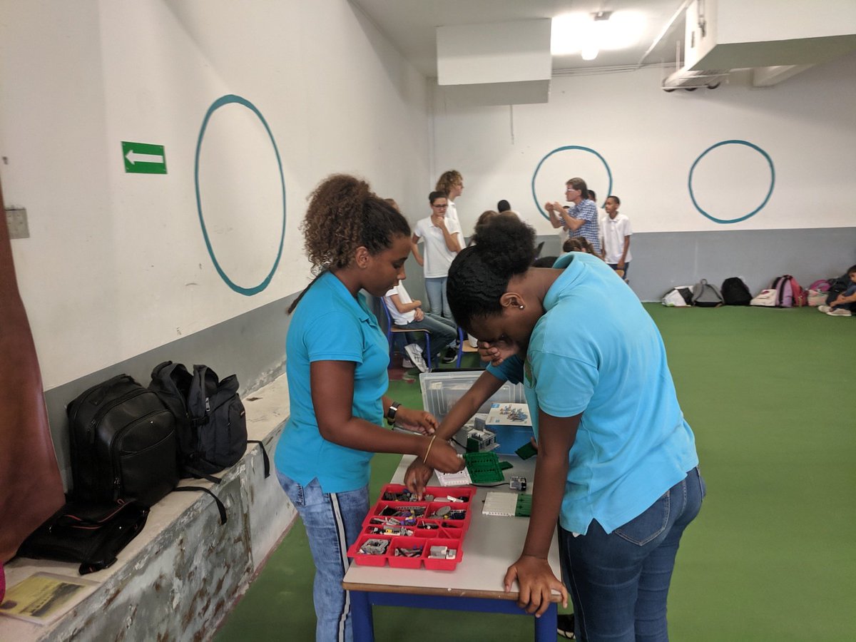 daventura972's tweet photo. #CoupeDeRobotiqueDeMartinique au #CollegeMorneDesEsses organisée par @MaumetJ professeur de technologie. 
Les  collèges Beauséjour, #ConstantLeRay, Morne-Des-Esses et Trois Ilets sont prêts à programmer !!!!! 
#Rdvnum19 @gbaudin972 @DaneMartinique @acmartinique https://t.co/I226Ol5JZq