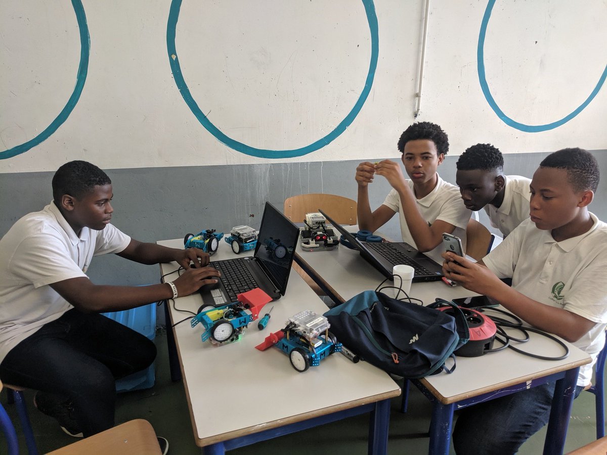 daventura972's tweet photo. #CoupeDeRobotiqueDeMartinique au #CollegeMorneDesEsses organisée par @MaumetJ professeur de technologie. 
Les  collèges Beauséjour, #ConstantLeRay, Morne-Des-Esses et Trois Ilets sont prêts à programmer !!!!! 
#Rdvnum19 @gbaudin972 @DaneMartinique @acmartinique https://t.co/I226Ol5JZq