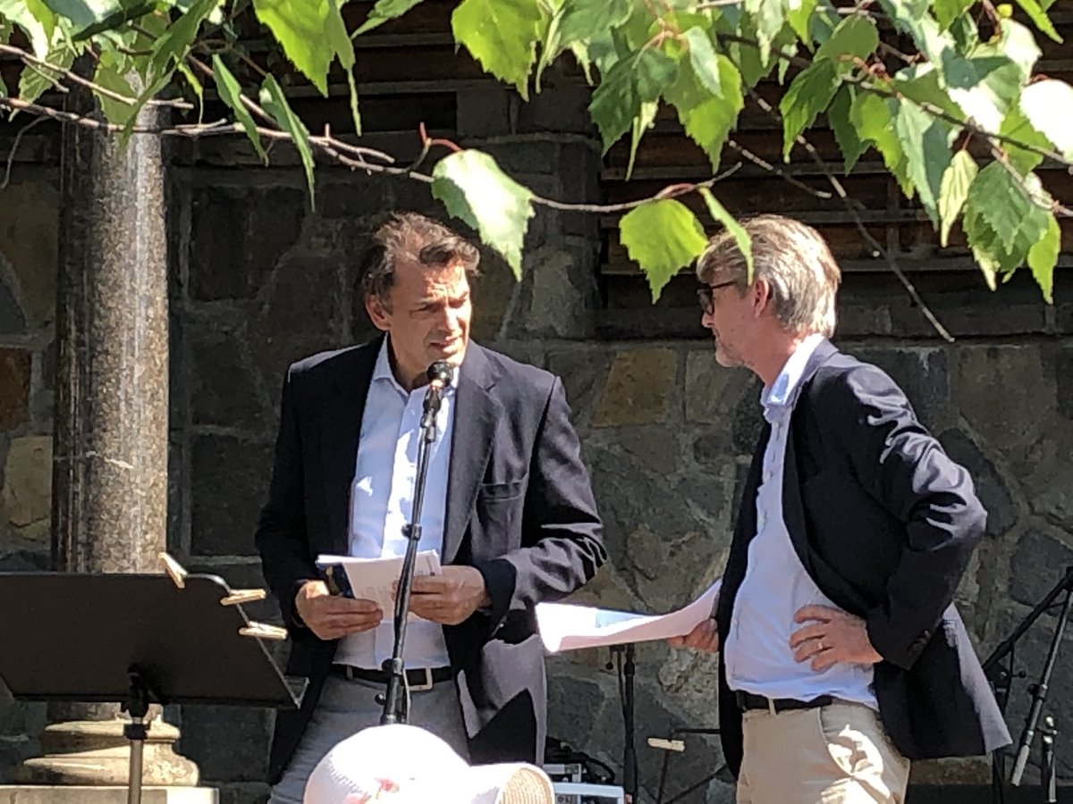 National dagen i Lidingö vid Milesgården. Kulturchef John Svensson assisterar kommunstyrelsens ordförande Daniel Källenfors och Kultur och fritidsnämndens ordförande i utdelningen av Årets ängel till Rädda barnen