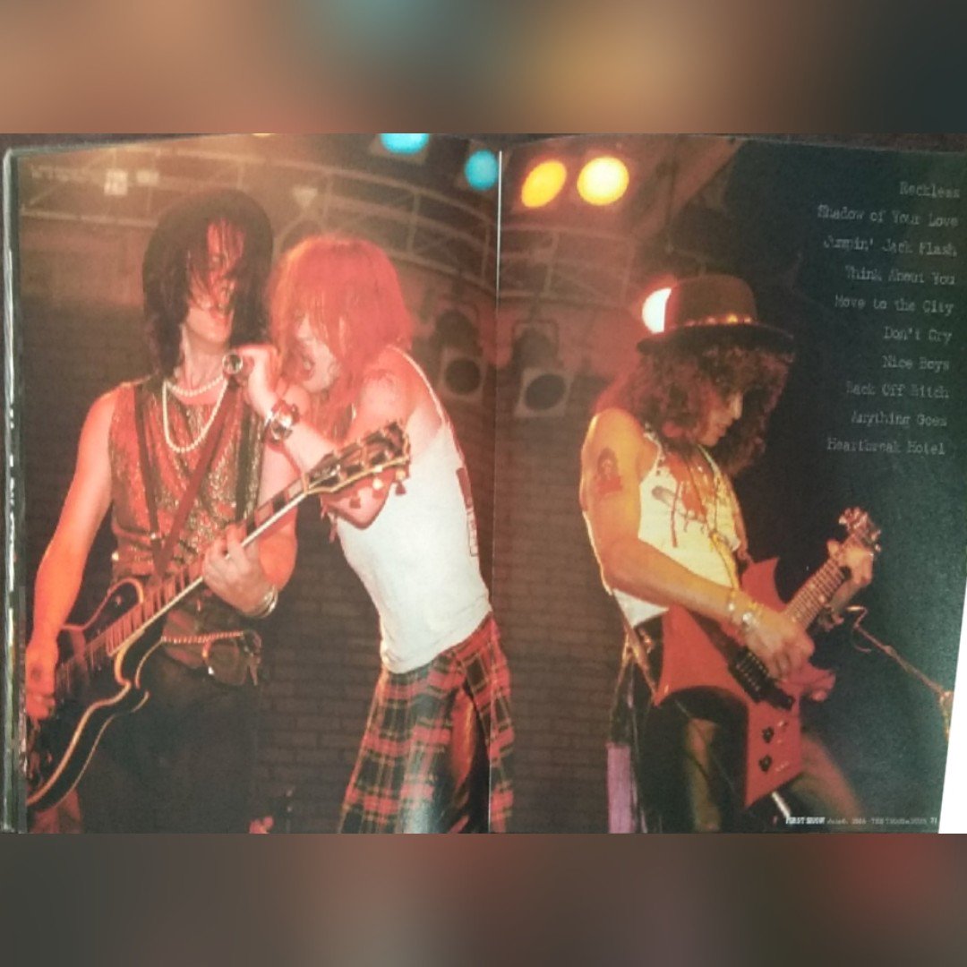 slashworldarg's tweet photo. Un día como hoy pero hace 34 años se presentaba por primera vez @gunsnroses con su formación original!! Fue en el @thetroubadour 🤘🎩🇦🇷
.
📸 From @recklessroad 😍
.
#gunsnroses #appetitefordestruction #troubadour #junio #gnr #lineup #best #bestbandever #RecklessRoad #book @Slash https://t.co/yiRq6NTjy3