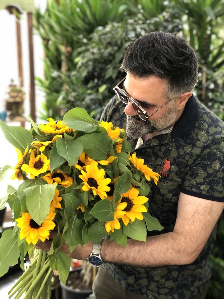 Goksel_Saglam's tweet photo. On yıl sonraki kendime not...

"Eğer kalbinde biri çiçek açtırabildiyse onun hatırına 
o bahçeyi kimseye talan ettirme. 

Hayatta değilsen de eğer, 
umarım toprağına güller getirecek 
vefalı insanların vardır..."
#PERŞEMBE #gökselsağlam @Goksel_Saglam https://t.co/DHAJTtXTAq
