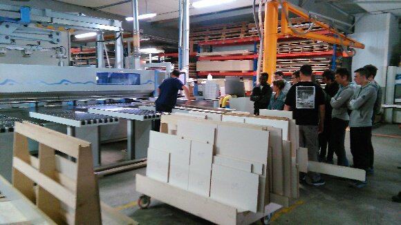 lycdoisneaustlo's tweet photo. Visite de l'entreprise Lejamtel à @villedesaintlo pour les élèves de Terminale #CAPPeinture et #CAPMenuiserie https://t.co/5y9RbIIl3X