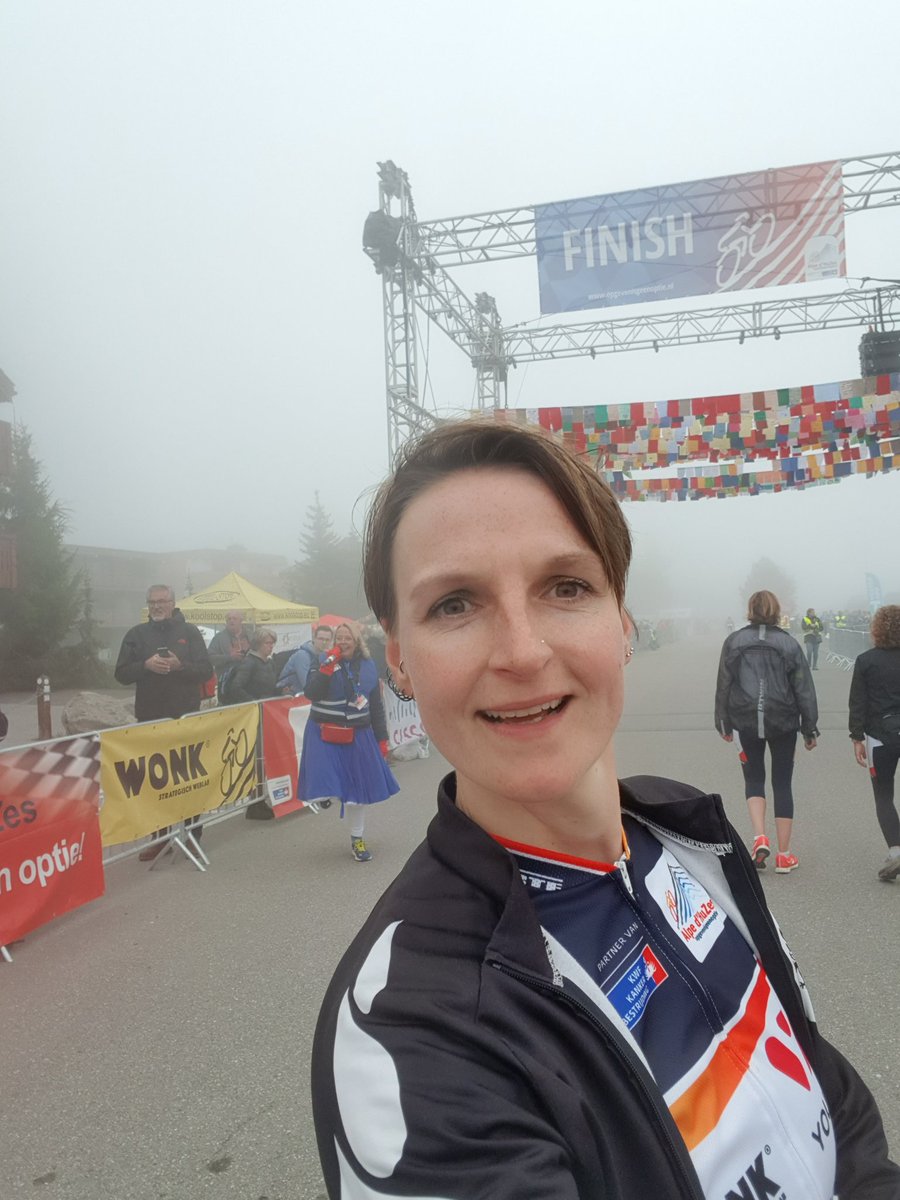Silke_vd_Meer's tweet photo. Vanmorgen om 7:41 kwamen we in zeer dichte mist aan bij de finish. En koud dat het was (4 graden)🥶! Bij 2e finish om 12:16 uur was het al een stukje beter. Eenmaal 'thuis' trok de mist weg en kon er weer gesmeerd worden met factor 30. 👌#alplife @alpedhuzes #All4All #genieten https://t.co/AYfa0Y9uuf
