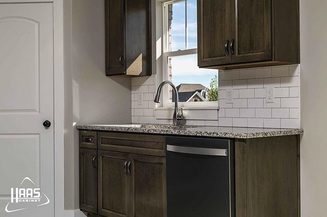 We love this Barnwood kitchen from RyBuilt Custom Homes! #haascabinet #cabinetry #woodworking bit.ly/2ZdNkJ4