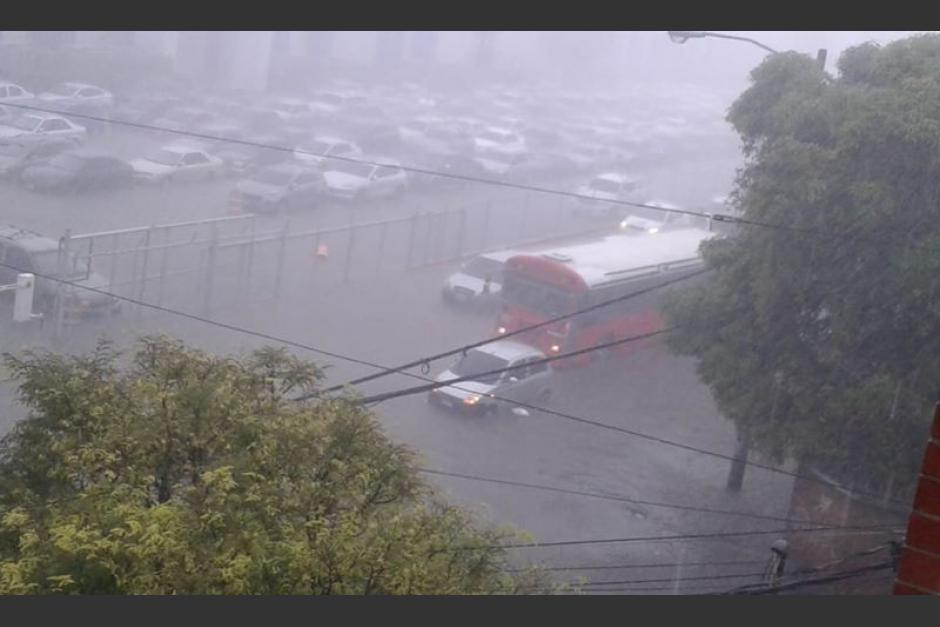 soy_502's tweet photo. #VIDEO La explicación de la Municipalidad sobre el colapso de un drenaje

La Municipalidad de Guatemala difundió un video en el que se ve a una cuadrilla de limpieza destapando tragantes. 

Afirman que una bolsa plástica provocó inundación en esta área.

https://t.co/CU9BCelRsN https://t.co/BaaPX4ERq8