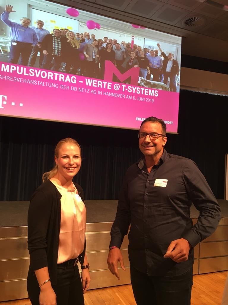 Volles Haus heute bei unserem Impulsvortrag zu „Werten“ und agilem Arbeiten. 150 Mitarbeiter der #DB waren im alten Rathaus in Hannover versammelt und gingen mit uns in die Diskussion. Danke für den tollen Austausch und die Vernetzung. #werkstolz #peoplemakeithappen #telekomwall