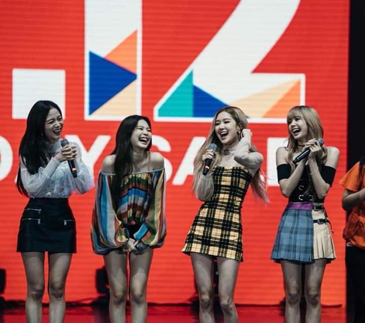 ilovebp_ph's tweet photo. BP WITH BLINKS VS. BP WITH BLONKS,BANDWAGONS AND OTHER CREATURES. 

#SHOPEESCAM https://t.co/kDNUEDcylU